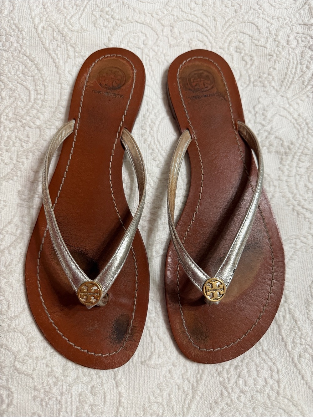 Tory Burch Size 10M Thong Sandals Silver Leather with Gold Logo